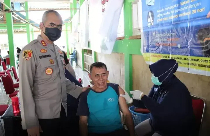 Kapolri Jenderal Listyo Sigit Prabowo Pantau Vaksinasi di Buton