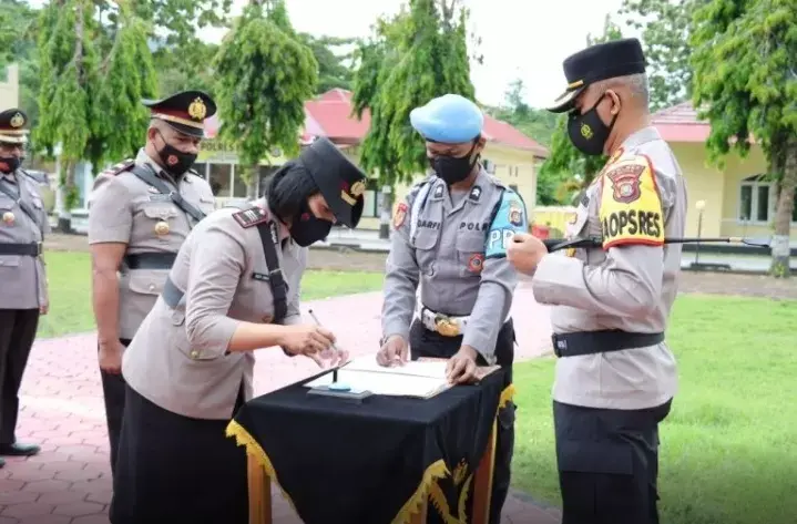 18 Perwira Polres Buton Berganti