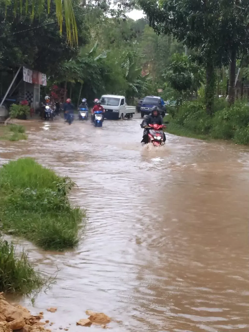 Jalan Poros Wilayah Kadolokatapi Langganan Genangan Air