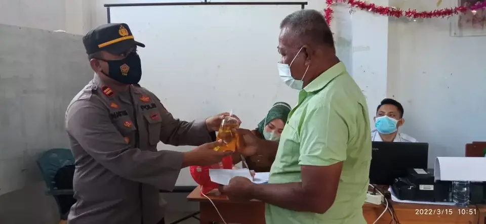 Polsek Wolio Membagikan Migor Gratis, Syarat Vaksin