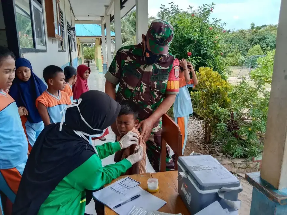 Anggota Kodim 1413 Buton Kawal Warga Divaksin Covid-19