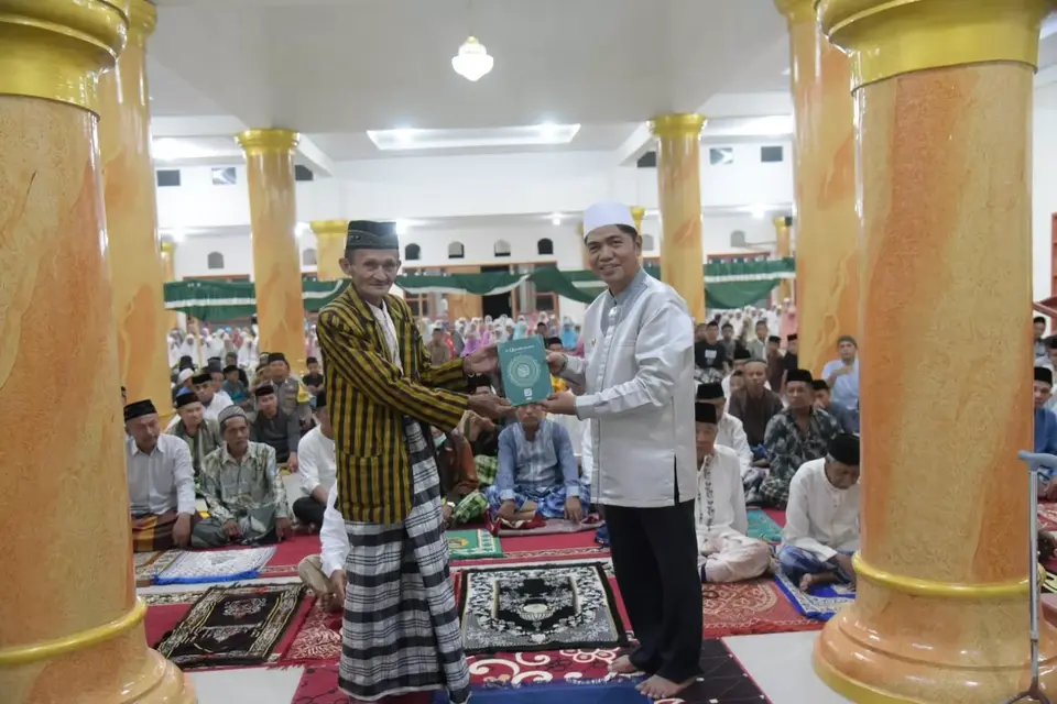 Safari Ramadan di Wabula. Bupati Buton Serahkan Wakaf Al-Qur'an BWA