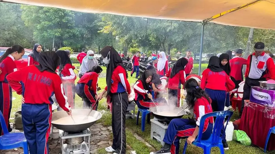 Pelajar di Baubau Produksi Minyak Tradisional Massal