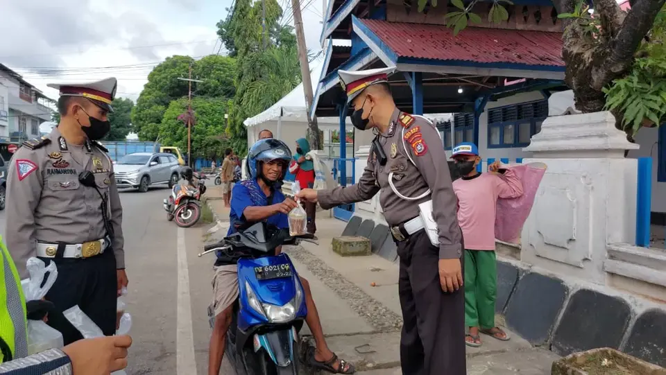 Satlantas Polres Baubau Berbagi Takjil Kepada Pengguna Jalan