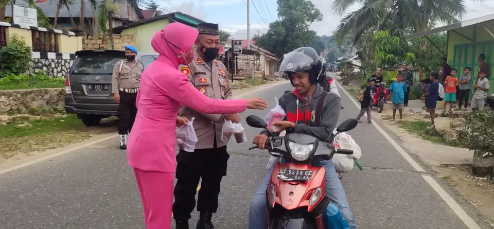 Polsek Sorawolio Berbagi Takjil