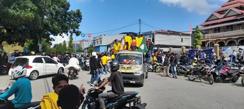 Ratusan Mahasiswa Kota Baubau Tutup Jalan