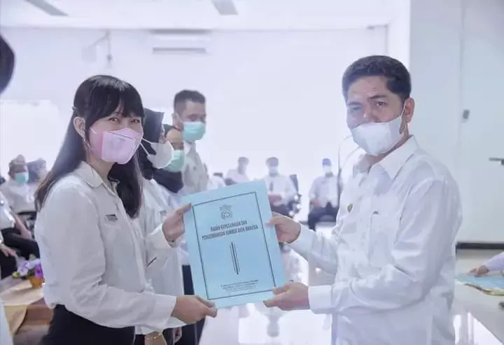 Pemkab Buton Serahkan SK 100 Persen CPNS