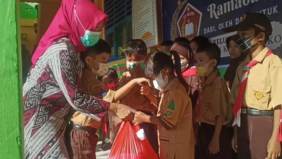 SDN 1 Kadolomoko Berbagi Sembako Kepada Anak Yatim
