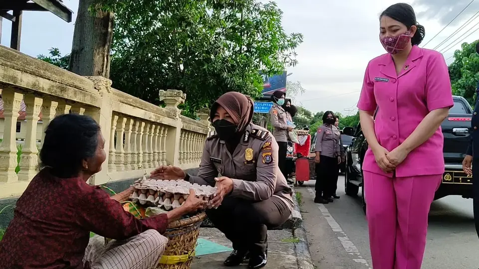 Polwan Polres Baubau Berbagi Sembako