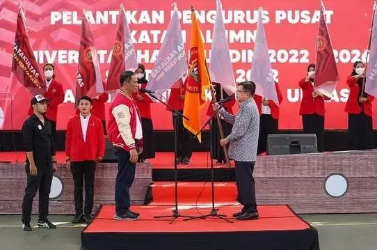 Mantan Wapres JK Resmi Serahkan Kepemimpinan IKA Unhas ke AAS