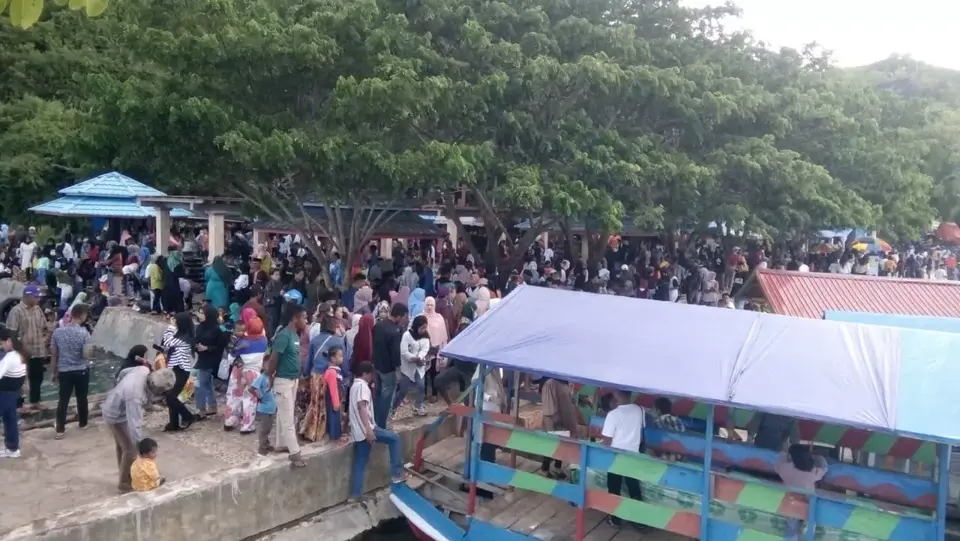Pantai Meleura Dipadati Pengunjung