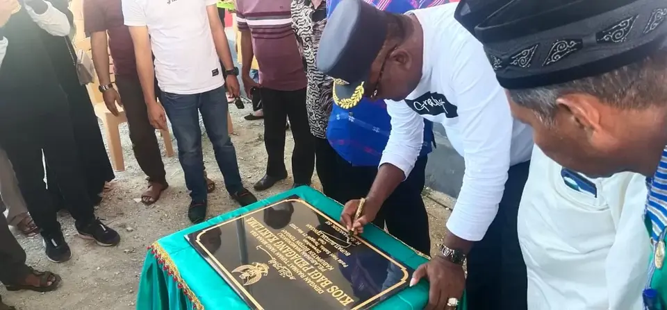 Samahuddin Resmikan Kios Pelabuhan Wamengkoli dan Bagikan Seragam Buruh TBM