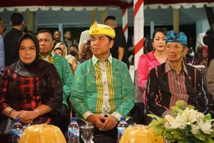 Bupati dan Wabup Buton Hadiri Penutupan HUT Sultra di Baubau