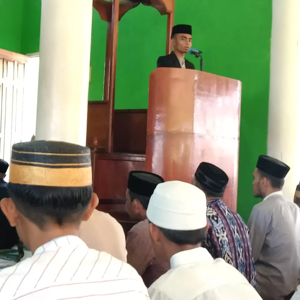 Warga Mulaeno Melaksanakan Salat Id di Masjid Jami Al Fatha