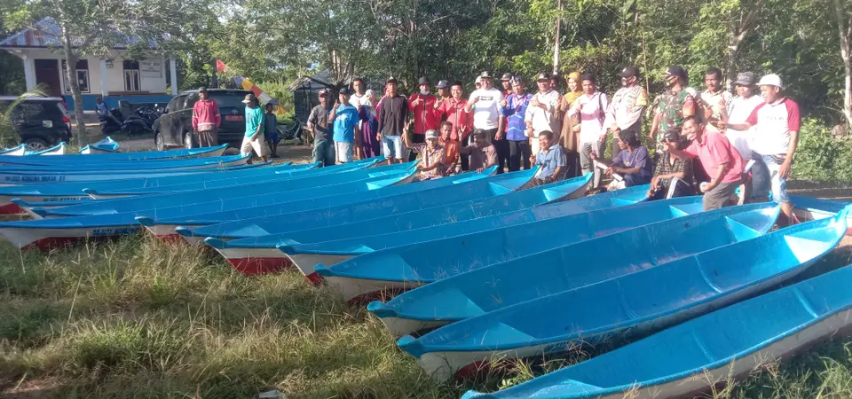 Bupati Buteng Serahkan Bantuan 37 Unit Perahu Nelayan Desa Kamama Mekar