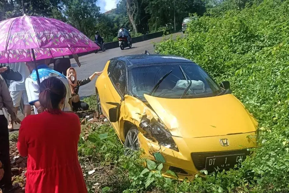 Dua Mobil Terlibat Kecelakaan di Penurunan Jembatan Beli