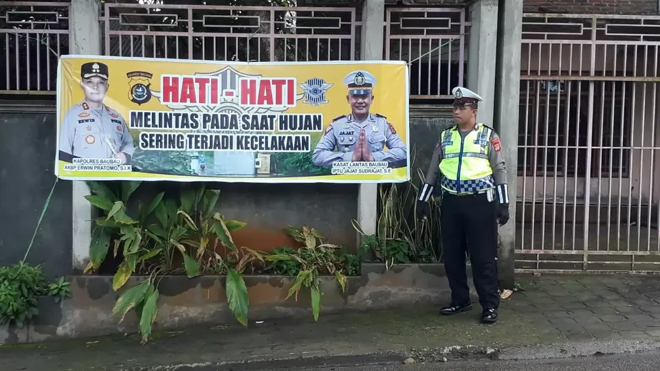 Satlantas Polres Baubau Pasang Spanduk Tertib Berlalu Lintas