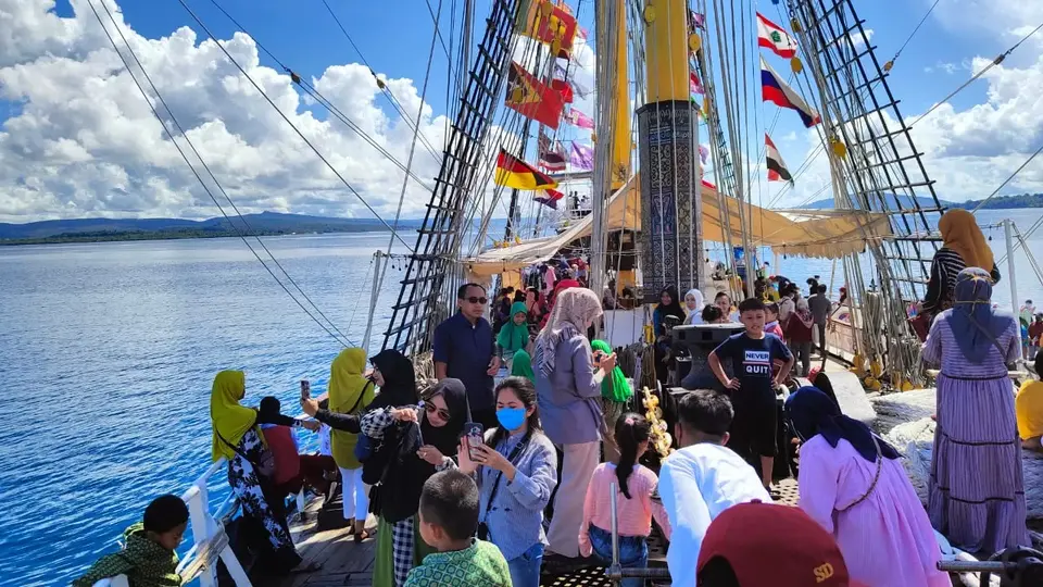 Berlabuh di Baubau, KRI Dewaruci Dipadati Pengunjung