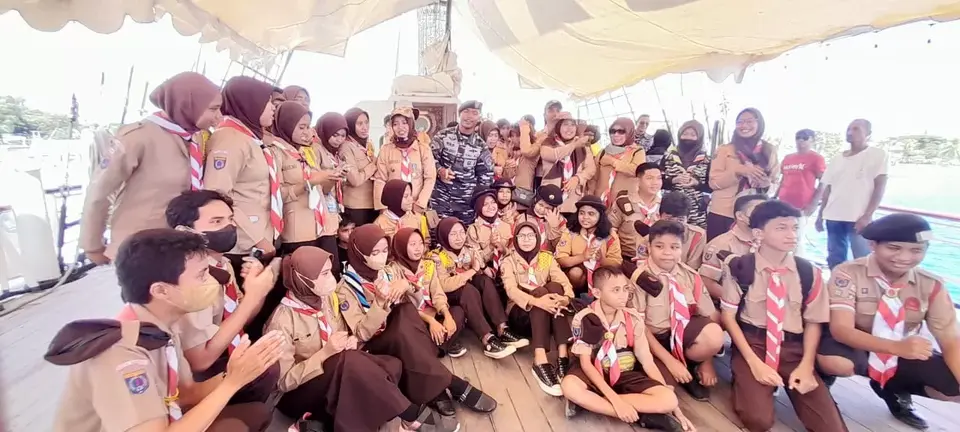 Hari Kedua, Pramuka Kota Baubau Mengunjungi KRI Dewaruci