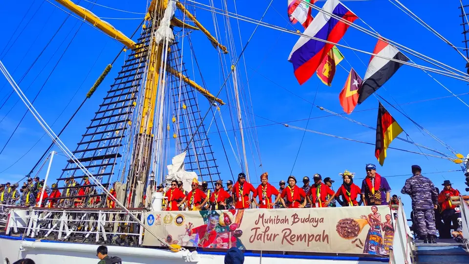 KRI Dewaruci Berlayar Dari Baubau Menuju Ternate