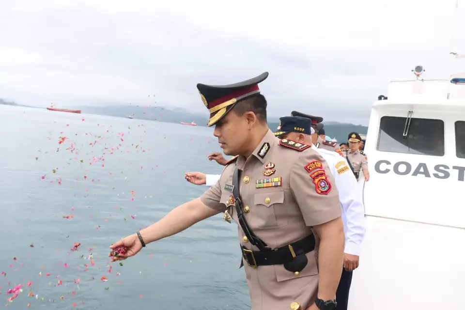Jelang HUT Bhayangkara ke-76, Polres Baubau Upacara Tabur Bunga di Laut