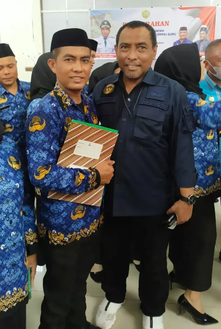 La Ode Ahmad Monianse Serahkan SK 128 Guru PPPK Kota Baubau