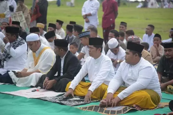 Bupati dan Wabup Buton Salat Iduladha di Lapangan Banabungi