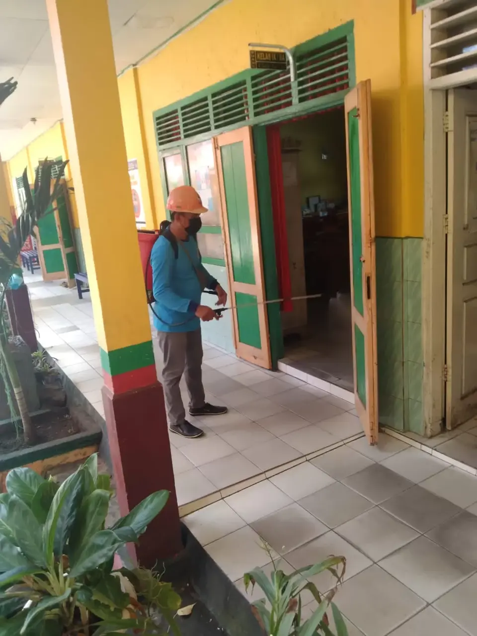 BPBD Semprot Disinfektan SD Negeri 2 Baubau