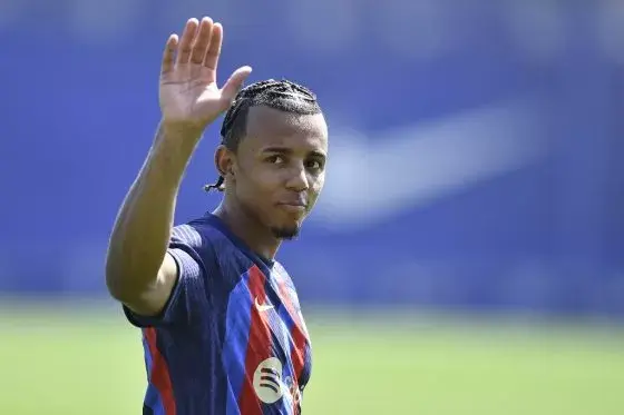 Jules Kounde Dikabarkan Frustrasi Karena Belum Didaftarkan Bermain di La Liga