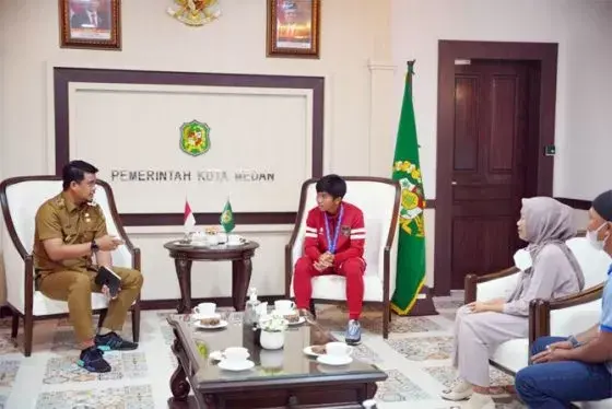 Walkot Medan Janji Berangkatkan Crespo dan Orang Tuanya Pergi Haji
