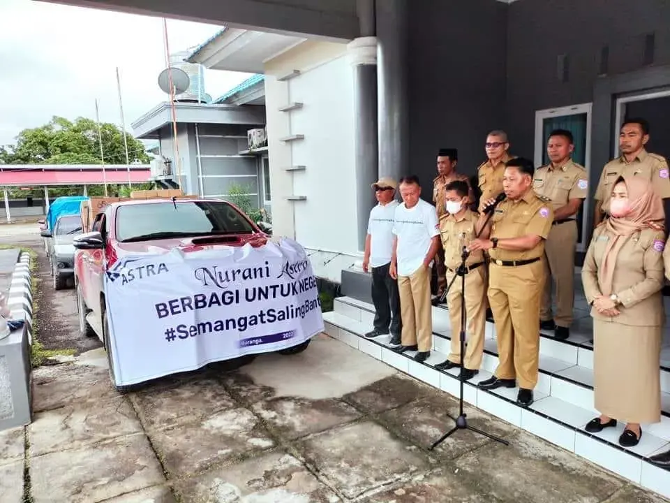 Wabup Butur Menyerahkan Sembako Astra