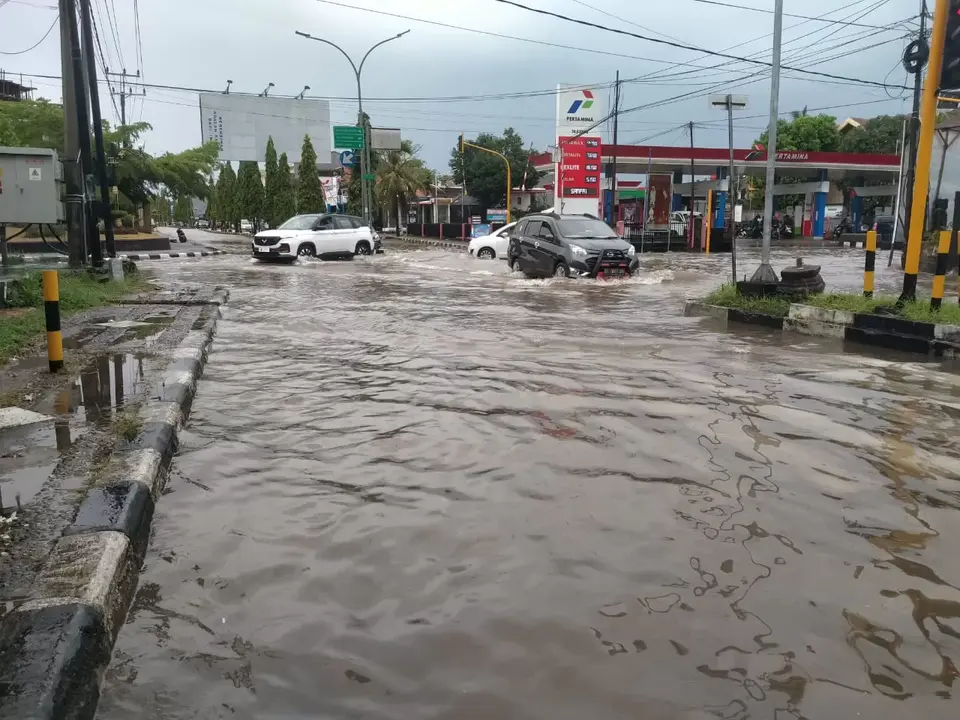 Simpang SMA 2 Baubau Tergenang Lagi