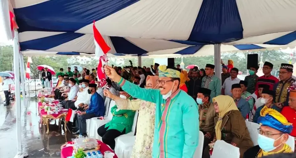 Semangati Kafilah MTQ, Bupati Butur Melambaikan Bendera Merah Putih