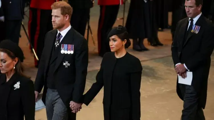 Momen Emosional, Harry Gandeng Tangan Meghan Markle di Pemakaman Ratu