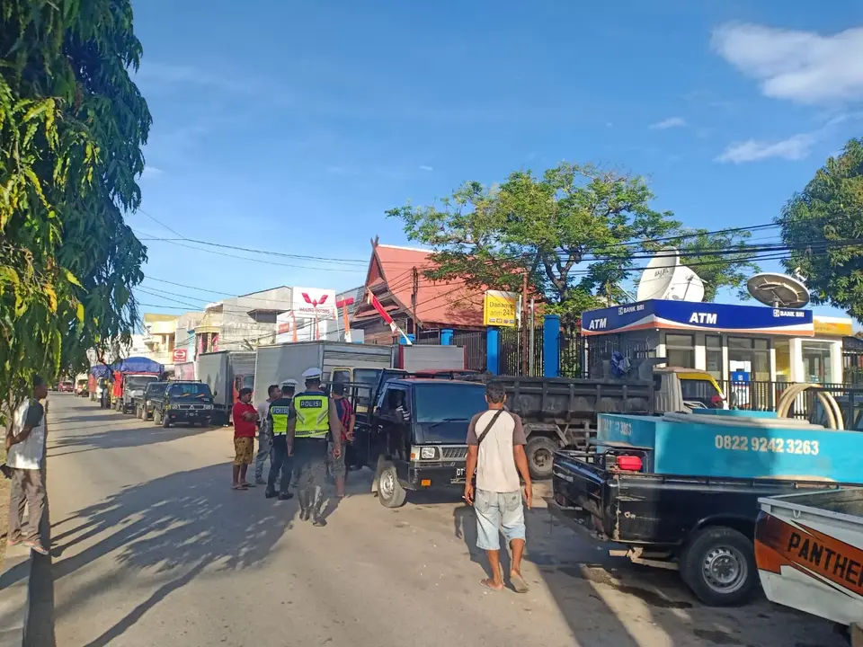 Satlantas Menertibkan Antrean Kendaraan di SPBU Baubau