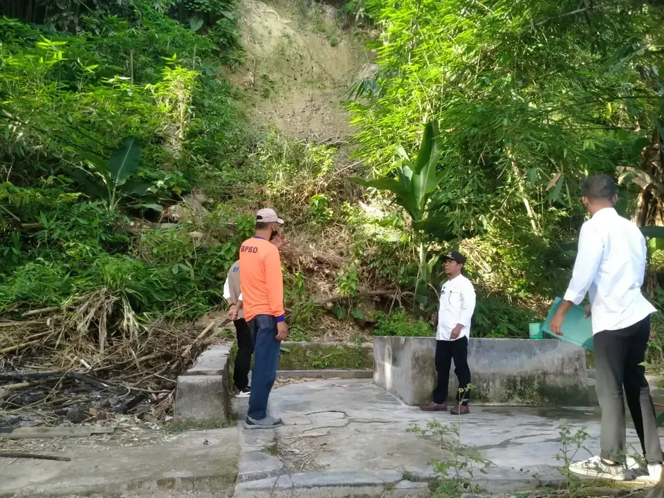 Nelayan Kolese Lalu-lalang di Jalan Berbahaya