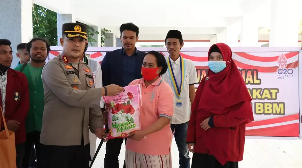 Polres Baubau Berbagi Sembako ke Warga Kurang Mampu