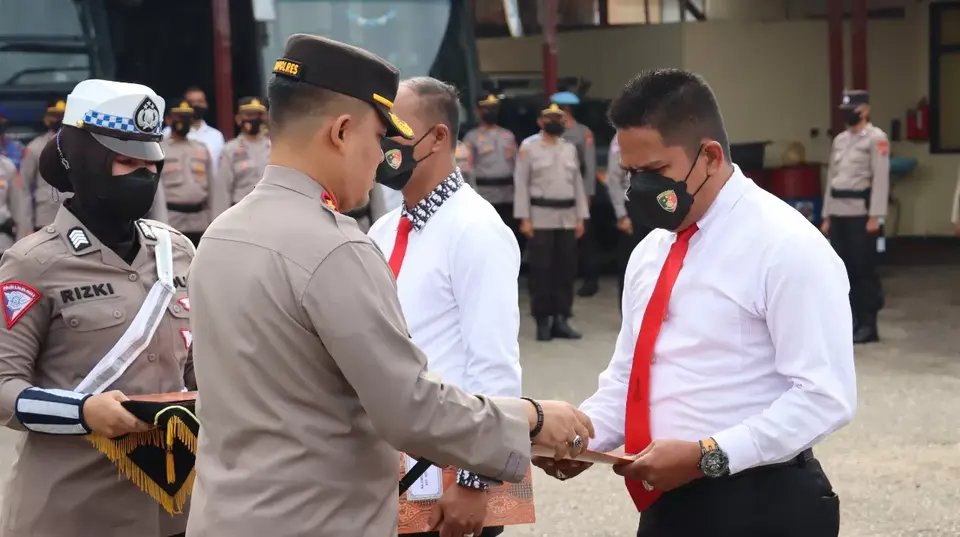 Anggota Sat Reskrim Polres Baubau Diberi Penghargaan