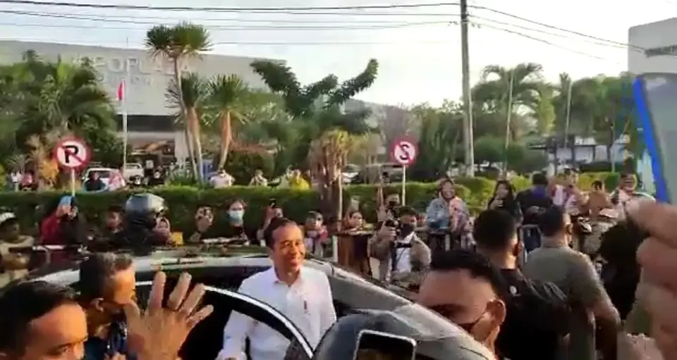 Tiba di Baubau, Jokowi Disambut Warga