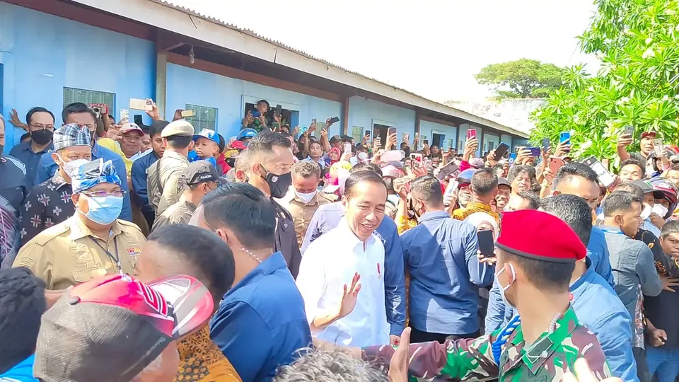Warga Baubau Menyambut Presiden Jokowi di Pasar Wameo