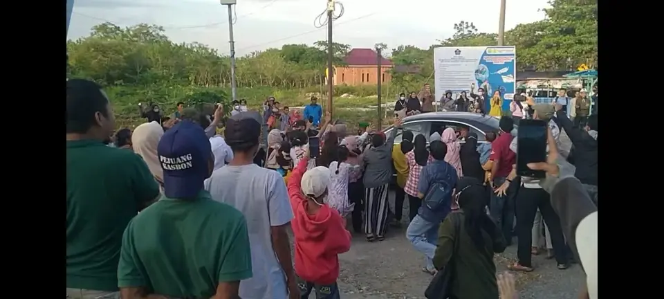 Jokowi Mau Terbang, Warga Dilarang Masuk Bandara Betoambari