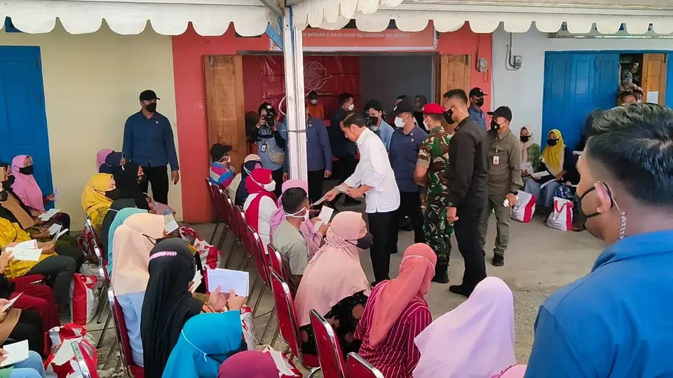 Jokowi Membagikan BLT BBM kepada Masyarakat Buton Selatan