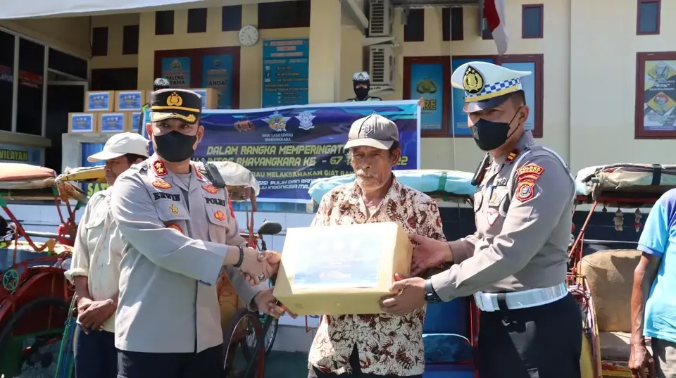 Hari Lalu Lintas Bhayangkara, Sat Lantas Polres Baubau Berbagi Sembako