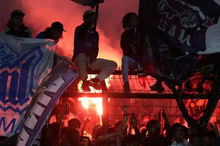 Arema FC Didenda Gegara Fans Menyalakan Flare