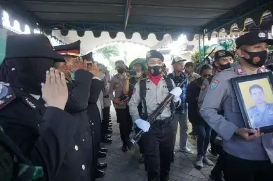 Jenazah Aipda Anumerta, Polisi Korban Tragedi Kanjuruhan Dimakamkan di Tulungagung