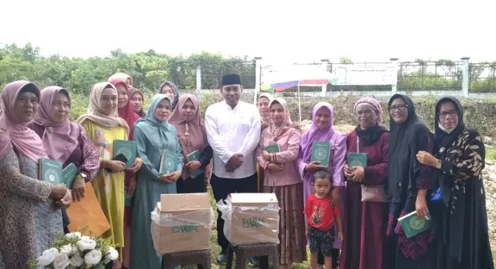 Resmikan Pembangunan Masjid, Wali Kota Baubau Bagi Al-Qur'an BWA