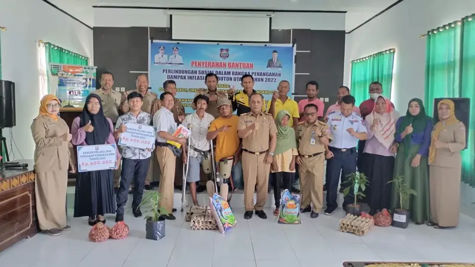 Pemkab Butur Menyerahkan Bansos ke Petani Hingga UMKM