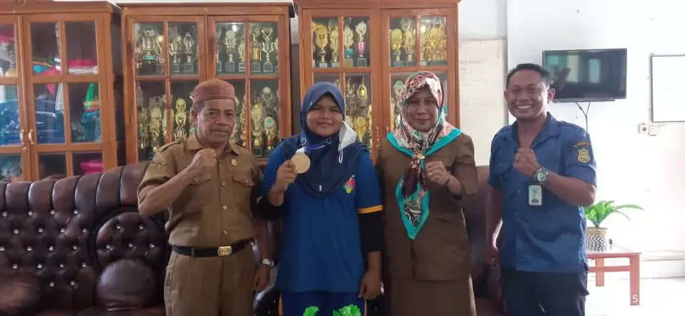 Atletnya Raih Medali Emas, Ketua Persambi Berkunjung ke SMPN 1 Baubau