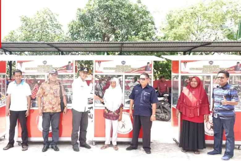 Warga Siompu dan Siompu Barat Terima Bantuan Gerobak Jualan