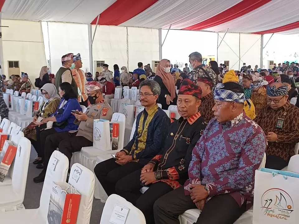 Ahali Saksikan Putra Butur Aktraksi Terjun Payung di PHN